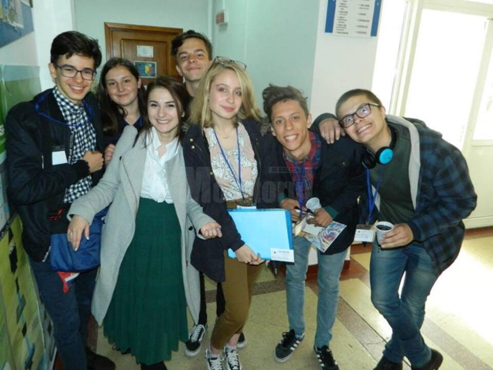 Elevii Colegiului „Petru Rareș” s-au întors cu marele premiu de la un concurs de dezbateri