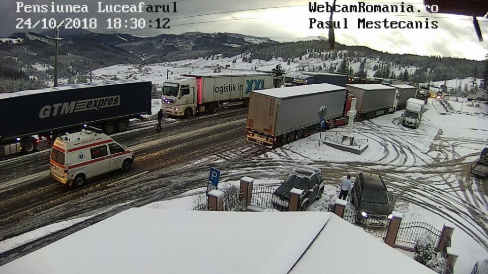 DN 17, pe Mestecăniș, blocat de un autocar care nu a mai putut înainta ( www.webcamromania.ro )