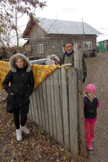 Un englez a scos din beznă cinci familii cu 13 copii, care trăiau fără curent electric la doi pași de Suceava