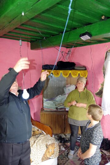 Un englez a scos din beznă cinci familii cu 13 copii, care trăiau fără curent electric la doi pași de Suceava