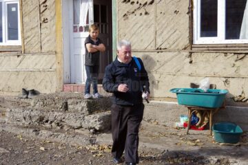 Un englez a scos din beznă cinci familii cu 13 copii, care trăiau fără curent electric la doi pași de Suceava