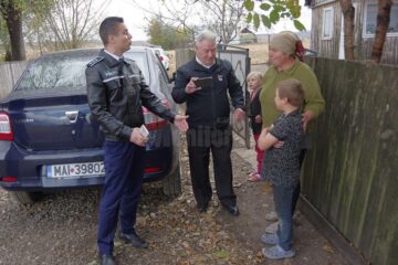 Comisarul-șef Ionut Epureanu și Brian Douglas, ieri, în cătunul în care au adus lumină