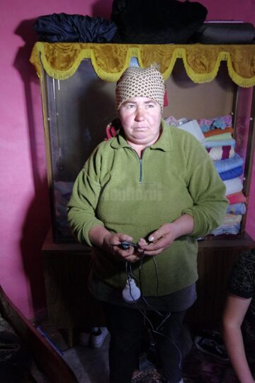 Un englez a scos din beznă cinci familii cu 13 copii, care trăiau fără curent electric la doi pași de Suceava