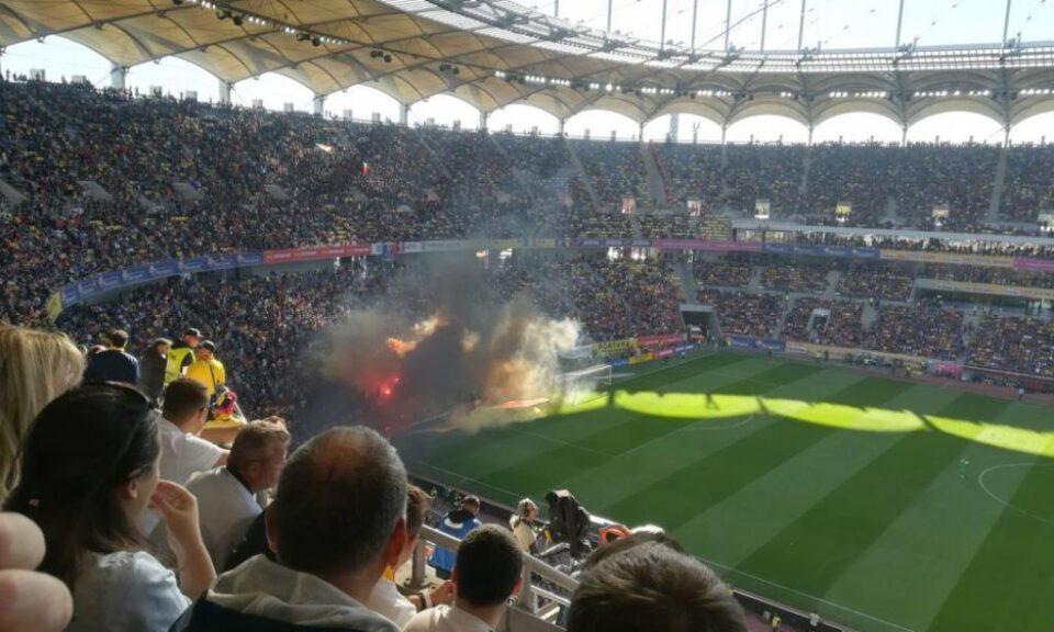La partida România - Serbia, ultrașii români au aprins torțe și, la final, au pătruns pe teren. Foto: cotidianul.ro La partida România - Serbia, ultrașii români au aprins torțe și, la final, au pătruns pe teren. Foto: cotidianul.ro