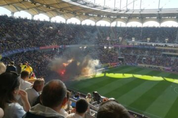 La partida România - Serbia, ultrașii români au aprins torțe și, la final, au pătruns pe teren. Foto: cotidianul.ro