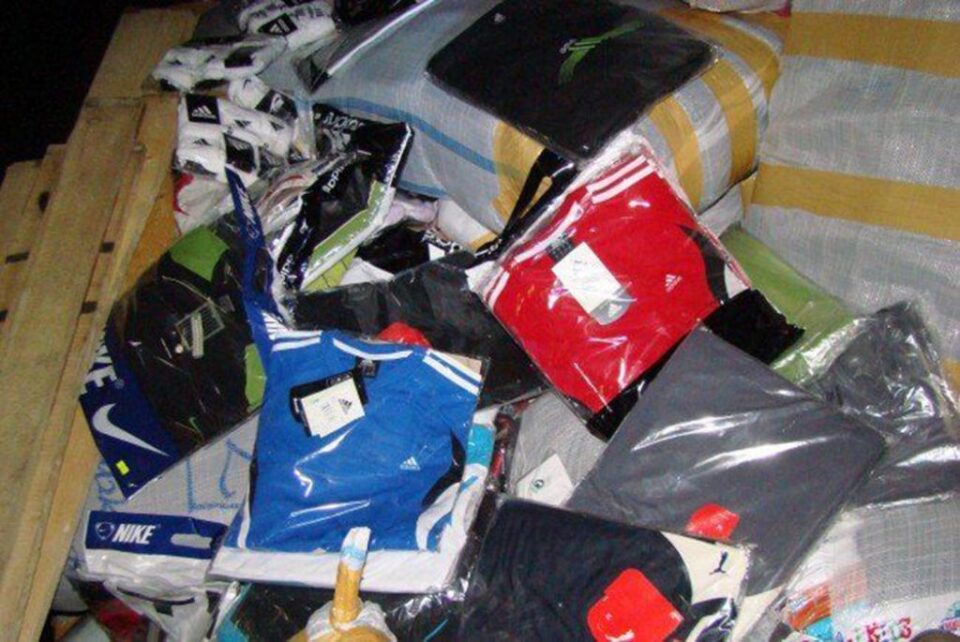 Marfă contrafăcută de zeci de mii de lei, confiscată în urma unei acțiuni a poliției