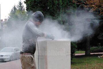Pregătirea soclului pentru bustul lui Iancu Flondor