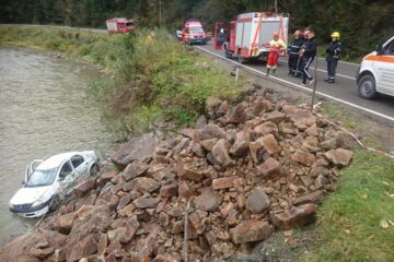 Un autoturism Dacia Logan a plonjat de pe șosea în râul Bistrița