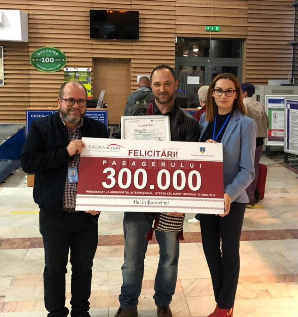 Pasagerul nr. 300.000 din acest an pe aeroportul din Suceava, premiat cu o diplomă, un album și o traistă bucovineană Pasagerul nr. 300.000 din acest an pe aeroportul din Suceava, premiat cu o diplomă, un album și o traistă bucovineană