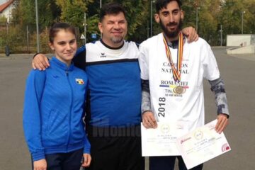 Antrenorul Radu Mihalescu alături de sportivii săi, Diana Angelescu și Andrei Gafița