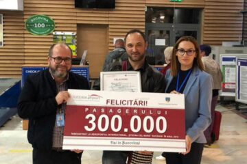 Gelu Ilisei (în centru), din Cornu Luncii, pasagerul cu numărul 300.000