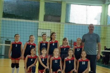 Micile voleibaliste de la ACS Kinder Suceava pregătite de Ionuț Beligan au câștigat primul turneu al naționalelor de minivolei