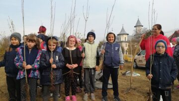 000 de puieți de arbuști decorativi, plantați la școlile din Preutești, de elevi și oameni din comunitate