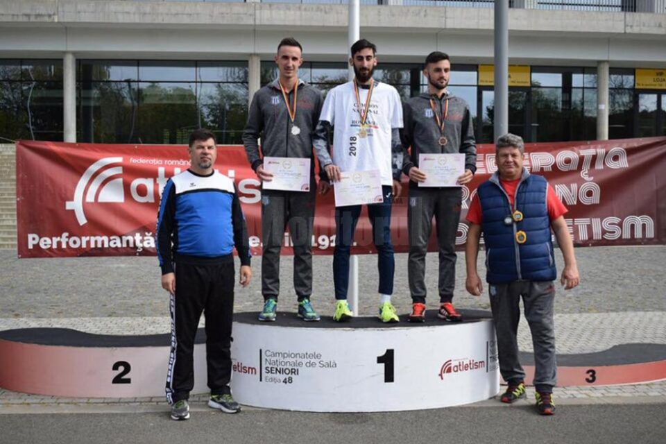 Andrei Gafița (mijloc), locul I la tineret și III la seniori și antrenorul Radu Mihalescu (stânga)