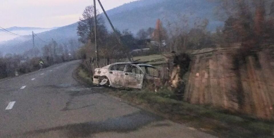 Autoturismul BMW implicat într-un accident și abandonat pe un drum din Vatra Moldoviței a ars în cursul nopții următoare la locul producerii accidentului