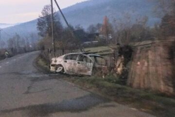 Autoturismul BMW implicat într-un accident și abandonat pe un drum din Vatra Moldoviței a ars în cursul nopții următoare la locul producerii accidentului