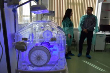 Maternitatea Fălticeni a primit două incubatoare de terapie intensivă de la Organizația Salvați Copiii
