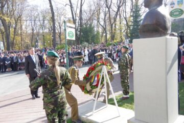 Depunerea coroanei la bustul lui Iancu Flondor