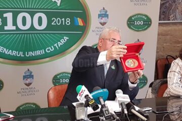 Prima medalie „Centenar”, oferită astăzi de primarul Sucevei, președintelui României