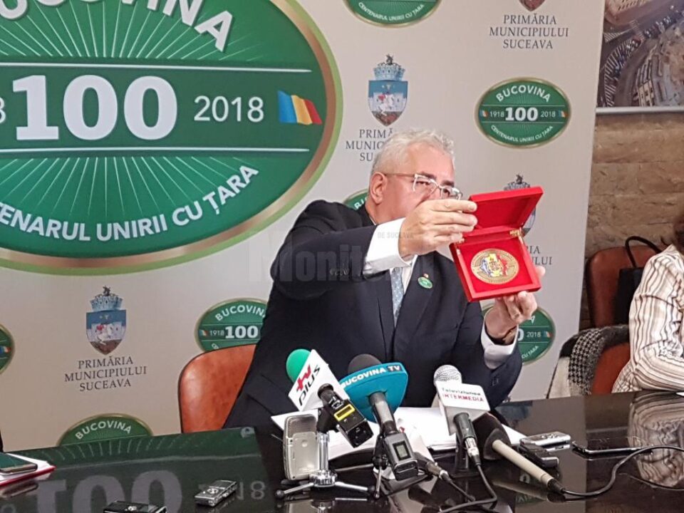 Prima medalie „Centenar”, oferită astăzi de primarul Sucevei, președintelui României