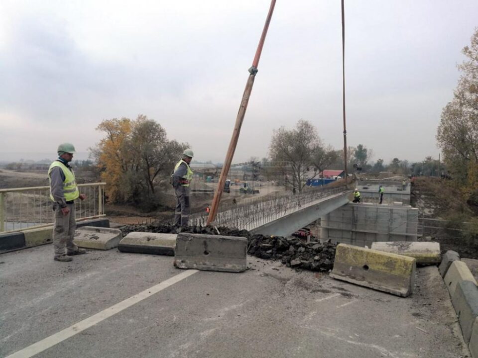 Se lucrează intens la podul mare de peste râul Suceava, la Milișăuți