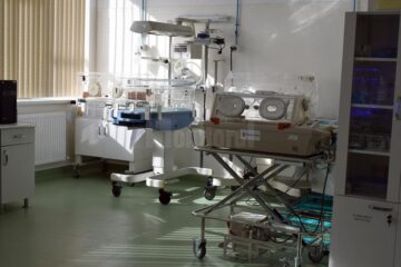 Maternitatea Fălticeni a primit, marți, 30 octombrie, două incubatoare de terapie intensivă de la Organizația Salvați Copiii