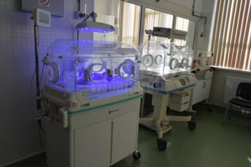 Maternitatea Fălticeni a primit două incubatoare de terapie intensivă de la Organizația Salvați Copiii