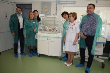 Maternitatea Fălticeni a primit, marți, 30 octombrie, două incubatoare de terapie intensivă de la Organizația Salvați Copiii