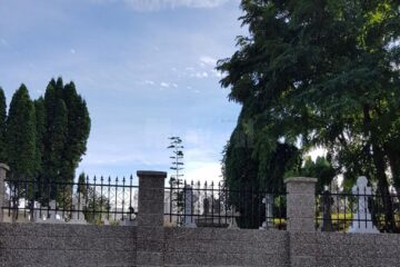 Lucrările de refacere a gardului Cimitirului Pacea, blocate de neseriozitatea constructorului