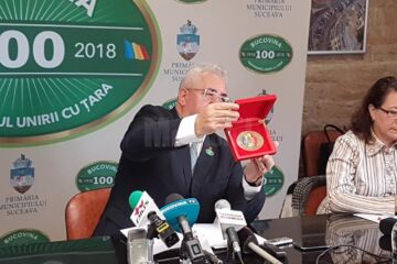 Prima medalie „Centenar”, oferită astăzi de primarul Sucevei, președintelui României