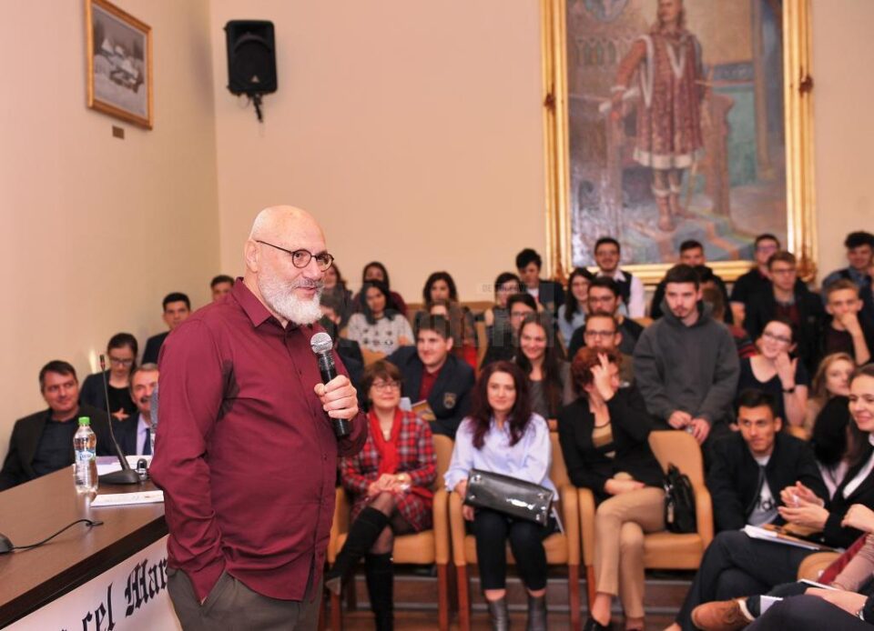 Dr. Cristian Andrei le-a vorbit ștefaniștilor despre adolescență și provocările vârstei. Foto Vasile Lupu, clasa a XII-a C Dr. Cristian Andrei le-a vorbit ștefaniștilor despre adolescență și provocările vârstei. Foto Vasile Lupu, clasa a XII-a C