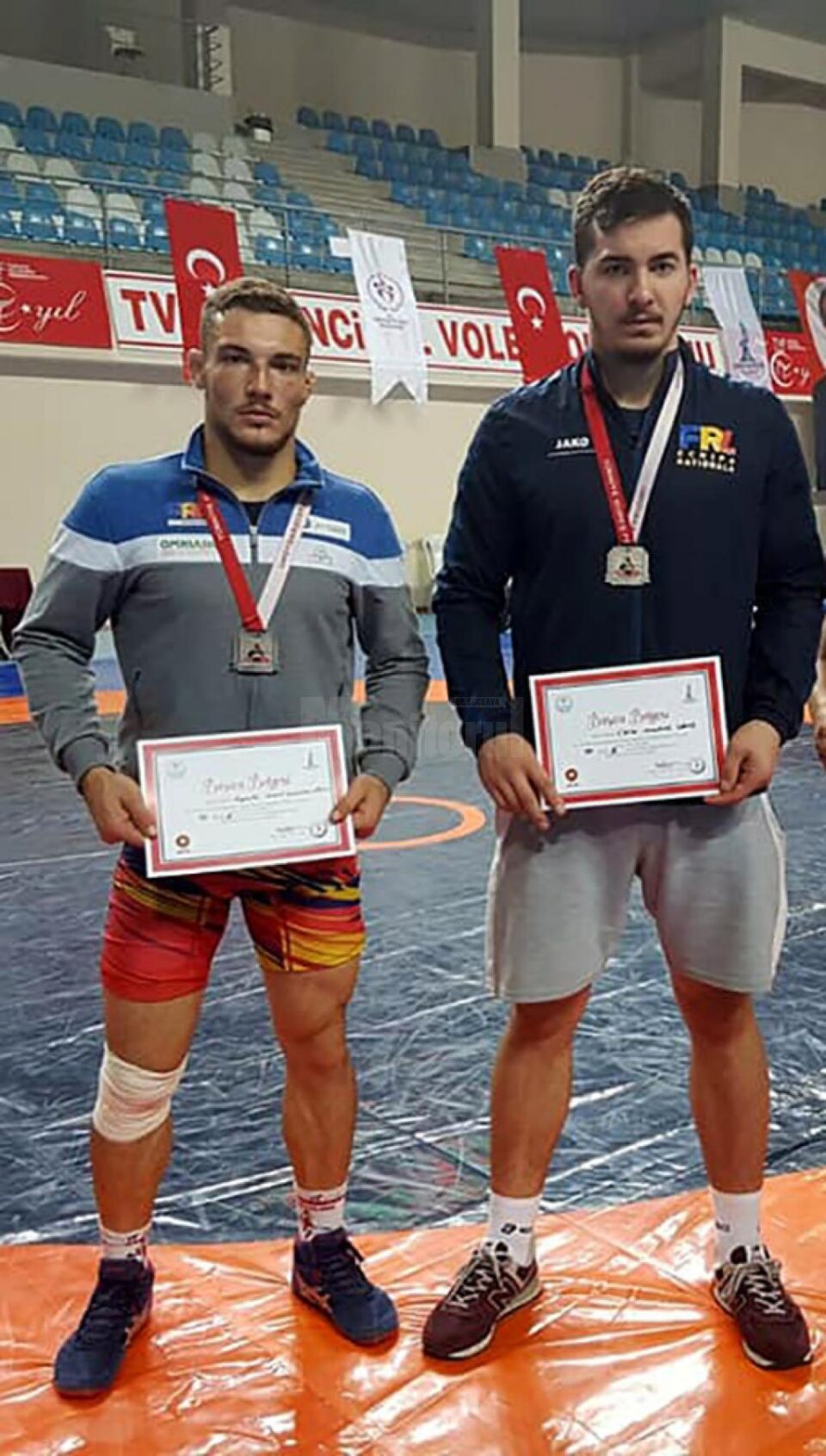Adrian Agache și Teodor Chira au câștigat argintul la turneul din Turcia și vor reprezenta România la mondialul de tineret de la București Adrian Agache și Teodor Chira au câștigat argintul la turneul din Turcia și vor reprezenta România la mondialul de tineret de la București