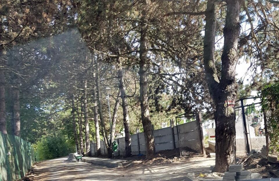 Lucrările de refacere a gardului Cimitirului Pacea, blocate de neseriozitatea constructorului
