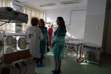 Maternitatea Fălticeni a primit două incubatoare de terapie intensivă de la Organizația Salvați Copiii
