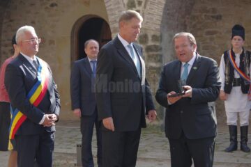 Drapelul României, dăruit de președintele României Cetății de Scaun a Sucevei