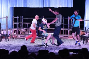 Actori ai teatrului sucevean „Matei Vișniec” în „D’ale Carnavalului”
