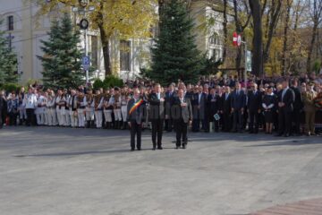 Președintele Klaus Iohannis cu președintele CJ, Gheorghe Flutur, și primarul Ion Lungu