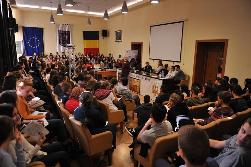 Dr. Cristian Andrei le-a vorbit ștefaniștilor despre adolescență și provocările vârstei Foto: Vasile Lupu, clasa a XII-a C