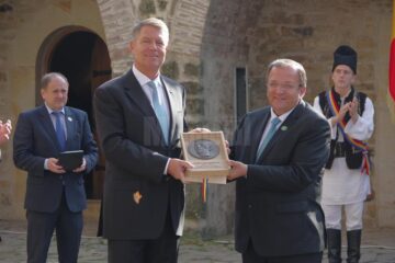 Gheorghe Flutur i-a oferit președintelui Iohannis Placheta „Iancu Flondor”