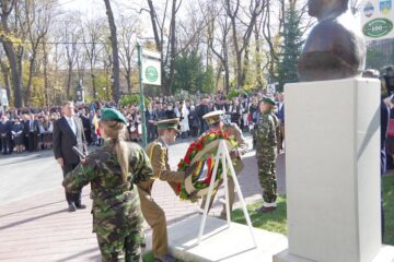 Depunerea coroanei la bustul lui Iancu Flondor