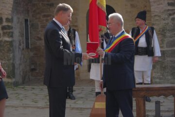 Medalia aniversară de atestare documentară a Sucevei, oferită de primarul Lungu președintelui Iohannis