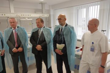 Președintele Jürgen Reichert, președintele CJ, Gheorghe Flutur, managerul Vasile Rîmbu și șeful secției Cardiologie, dr. Titel Cojocaru