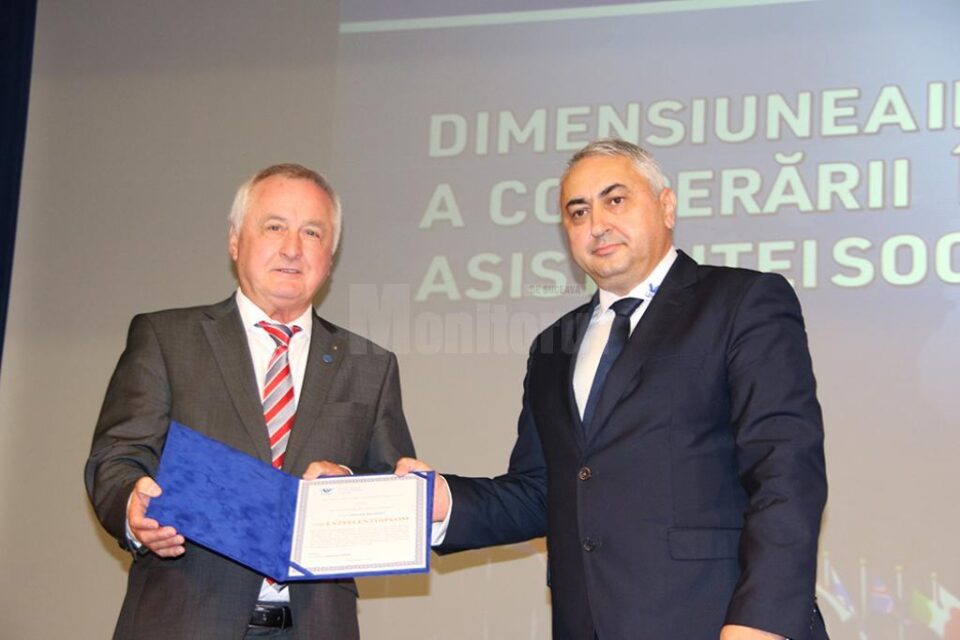 Jürgen Reichert (dreapta) a primit o diplomă de excelență din partea rectorului USV, Valentin Popa