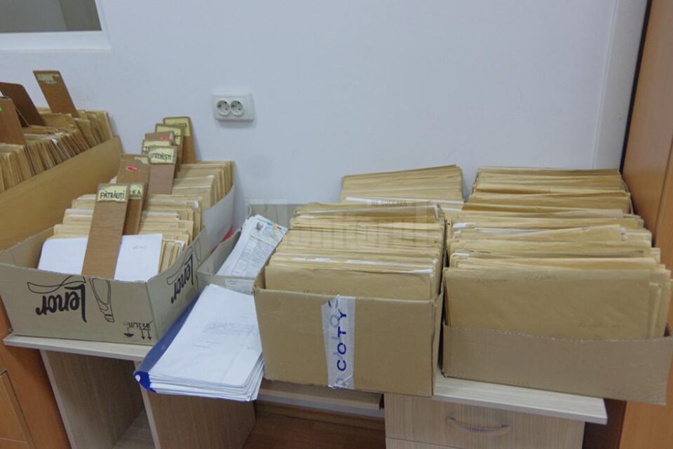 Peste 1.500 de cărți de identitate așteaptă de mai bine de doi ani să fie ridicate de noii locuitori ai Sucevei Peste 1.500 de cărți de identitate așteaptă de mai bine de doi ani să fie ridicate de noii locuitori ai Sucevei