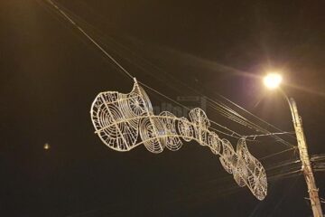 Noi instalații luminoase, montate pe bulevardul principal al Sucevei