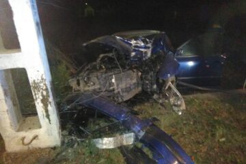 Mașina a intrat violent în stâlp