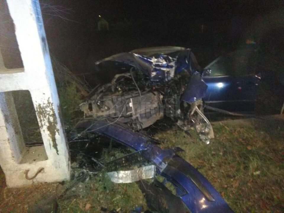 Mașina a intrat violent în stâlp