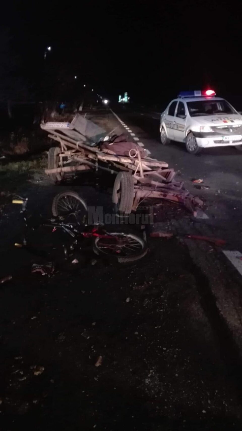 Caruta a fost grav avariata in urma impactului, 3 persoane din ea fiind ranite