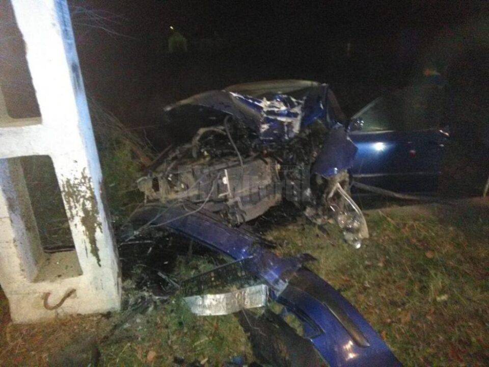 Tânărul conducea cu viteză mare și impactul a fost deosebit de violent