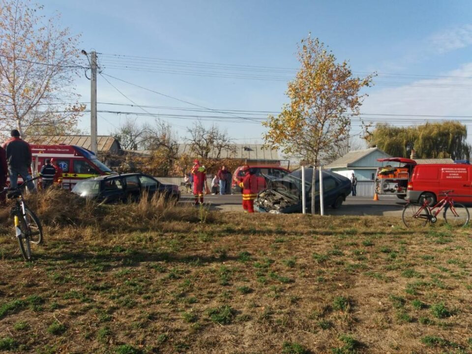 A provocat un accident rutier și a ajuns la spital, după ce nu a acordat prioritate în trafic